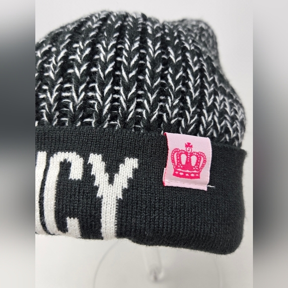 NWT JUICY COUTURE BLACK & WHITE POM POM BEANIE HAT KNITWEAR WOMEN OS CROCHET - Picture 4 of 13